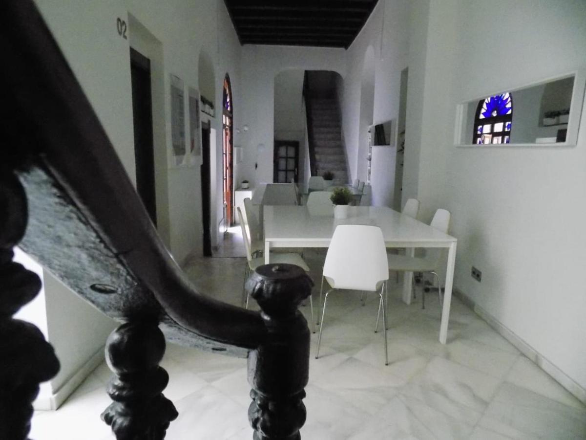 Residencia Viriato Hostel Seville Exterior photo